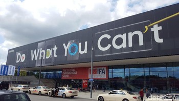 Jika brand-brand pada umumnya membuat booth atau menyewa sebuah hall, Samsung malah langsung menggunakan satu gedung penuh yang masih dalam satu kompleks venue IFA 2018. (Foto: detikINET/Muhamad Imron Rosyadi)