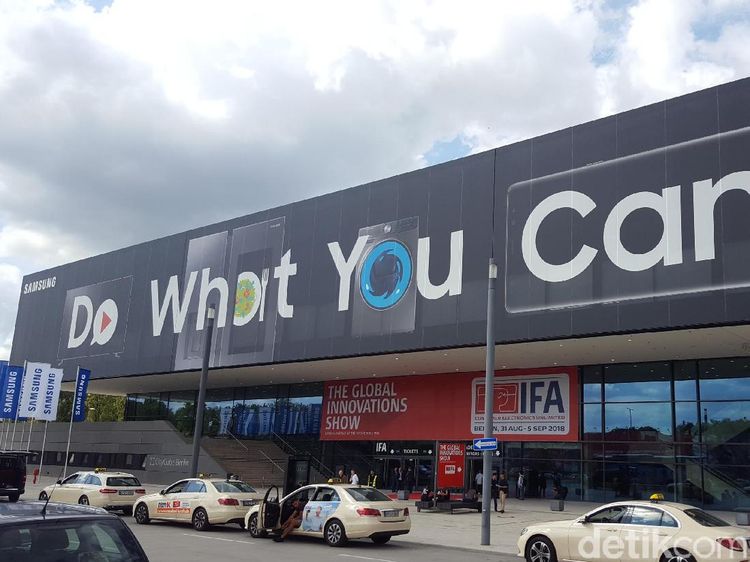 Samsung Sewa Satu Gedung Full Pamer Note 9 dan TV 8K