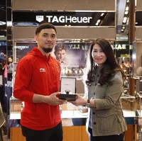 Achmad Hulaefi, yang kabarnya punya hubungan spesial dengan Lindswell, juga mendapat jam tangan TAG Heuer. Medali perunggu berhasil diraihnya di nomor Daoshu & Gunshu Putra. (Foto: Dok. Time International)