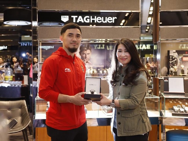 Achmad Hulaefi, yang kabarnya punya hubungan spesial dengan Lindswell, juga mendapat jam tangan TAG Heuer. Medali perunggu berhasil diraihnya di nomor Daoshu & Gunshu Putra. (Foto: Dok. Time International)