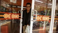 Seorang pembeli keluar dari gerai OK Oce Mart, Kemayoran, Jakarta, Senin (3/9).