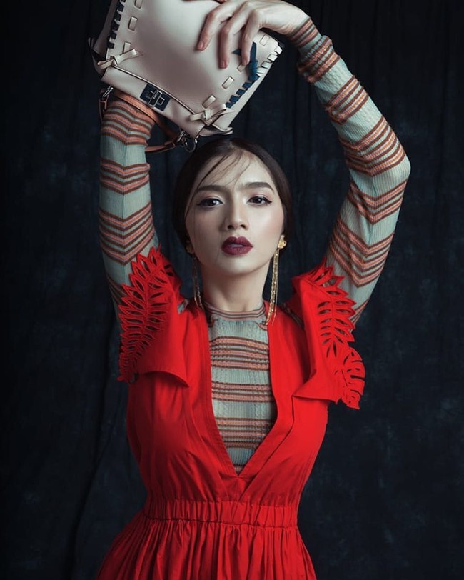Melakoni sebuah pemotretan bersama fotografer Robin Alfian, Angel Karamoy tampil glamour membawa tas Fendi berharga puluhan juta rupiah. Foto: Instagram @realangelkaramoy