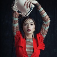 Melakoni sebuah pemotretan bersama fotografer Robin Alfian, Angel Karamoy tampil glamour membawa tas Fendi berharga puluhan juta rupiah. Foto: Instagram @realangelkaramoy