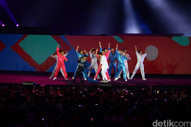 Sosok Siddharth Slathia menarik perhatian wanita Indonesia saat tampil di upacara penutupan Asian Games 2018, Minggu (2/9/2018) malam. Dia tampil dua kali. Pertama berduet dengan Denada menyanyikan lagu Kuch Kuch Hota Hai’ dan kedua membawakan soundtrack Slumdog Millionaire, ‘Jai Ho.’ Foto: Grandyos Zafna/detikcom