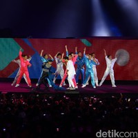 Sosok Siddharth Slathia menarik perhatian wanita Indonesia saat tampil di upacara penutupan Asian Games 2018, Minggu (2/9/2018) malam. Dia tampil dua kali. Pertama berduet dengan Denada menyanyikan lagu Kuch Kuch Hota Hai’ dan kedua membawakan soundtrack Slumdog Millionaire, ‘Jai Ho.’ Foto: Grandyos Zafna/detikcom