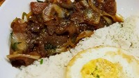 Sepertinya @rayner_william2011 bikin sendiri gyutan don untuk makan siangnya. Love the fried egg, hahaha.. love it so much, tulisnya. Foto: Instagram