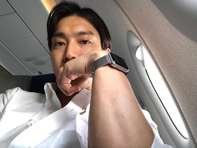 Foto ini menjadi bukti jika Siwon nyaman pakai kemeja di dalam pesawat terbang. Foto: Instagram @siwonchoi