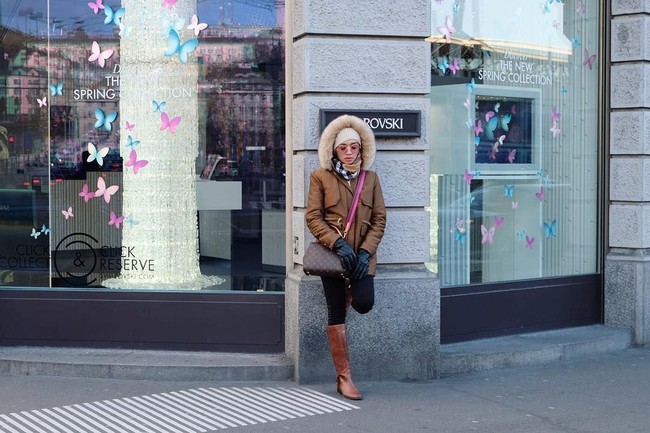 Masih dalam rangkaian liburannya ke Swiss, Angel Karamoy bergaya #ootd dengan memakai jaket bulu dan tas Louis Vuitton yang harganya mencapai puluhan juta rupiah. Foto: Instagram @realangelkaramoy