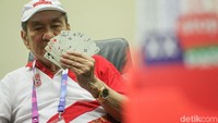 Dia adalah atlet tertua di Asian Games. Bambang juga tekun berlatih sebelum bertanding cabang olahraga bridge Asian Games 2018. Rifkianto Nugroho/detikcom.