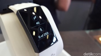 Baterai dari Charge 3 diklaim mampu bertahan hingga tujuh hari. (Foto: detikINET/Muhamad Imron Rosyadi)