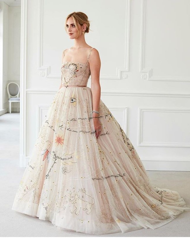 Gaun pernikahan kedua Chiara Ferragni kembali datang dari Dior. Selain cantik, busana haute couture kali ini lebih spesial karena hadir dengan sulaman lirik lagu buatan sang suami yang ditulis ketika melamarnya. Meski bukan putih, gaun tersebut tetap terlihat romantis dan angelic untuk pernikahan. Foto: Instagram