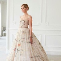 Gaun pernikahan kedua Chiara Ferragni kembali datang dari Dior. Selain cantik, busana haute couture kali ini lebih spesial karena hadir dengan sulaman lirik lagu buatan sang suami yang ditulis ketika melamarnya. Meski bukan putih, gaun tersebut tetap terlihat romantis dan angelic untuk pernikahan. Foto: Instagram