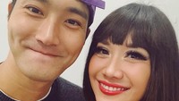 Sama-sama berkesempatan mengisi acara di upacara penutupan Asian Games 2018, Bunga Citra Lestari menyempatkan diri berfoto bersama dengan Siwon anggota boyband Super Junior. (instagram/bclsinclair)