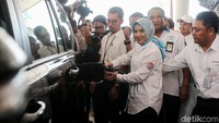 Nicke juga membantu petugas SPBU untuk mengisi bahan bakar kepada konsumen.