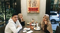 Selain seafood, Rian juga menyukai pizza. Kalau sebelumnya ia dan salah satu teman prianya makan pizza bareng, kali ini ia dan dua orang teman wanitanya makan di gerai pizza di Bandara Internasional Adisucipto, Yogyakarta. Foto: Instagram rianardianto