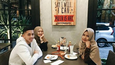 Serunya Momen Kuliner Pebulutangkis Ganteng M Rian Ardianto