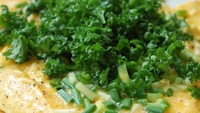 Padukan telur dadar dengan daun peterseli dan saun selada yang renyah segar. Foto : Instagram @15mnt_mum