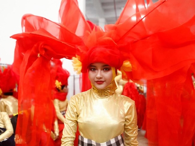 Tim makeup artist Sariayu Martha Tilaar bermain di warna eyeshadow yang berbeda looknya tergantung grup performer. Selain makeup, ada juga yang menggunakan face painting. Face painting dikerjakan orang dari Puspita Martha lebih dari 10 menit, tapi hanya 9 orang, jadi masih sempat, Patrisia Husada, general marketing manager dari Sariayu Martha Tilaar kepada Wolipop di Katowice, Polandia, Minggu (2/9/2018).Foto: dok. Martha Tilaar