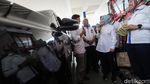 Saat Dirut Baru Pertamina Jadi Petugas SPBU Dadakan