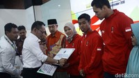 Menaker Hanif Dhakiri menyerahkan penghargaan kepada tiga atlet peraih emas Asian Games 2018.