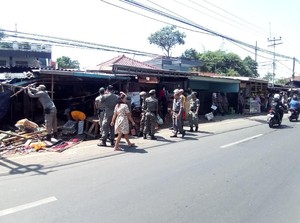 Bikin Macet Jalan Raya Bogor, PKL di Pasar Cisalak Ditertibkan