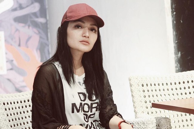 Siti Badriah memukau di panggung clossing Asian Games 2018. Ia tampil dengan full makeup yang buat penampilannya makin cetar. Namun di luar panggung, pedangdut 26 tahun itu lebih memilih tampil dengan makeup tipis atau bahkan tanpa makeup.  Foto: Instagram (@ sitibadriahh)