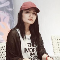 Siti Badriah memukau di panggung clossing Asian Games 2018. Ia tampil dengan full makeup yang buat penampilannya makin cetar. Namun di luar panggung, pedangdut 26 tahun itu lebih memilih tampil dengan makeup tipis atau bahkan tanpa makeup.  Foto: Instagram (@ sitibadriahh)