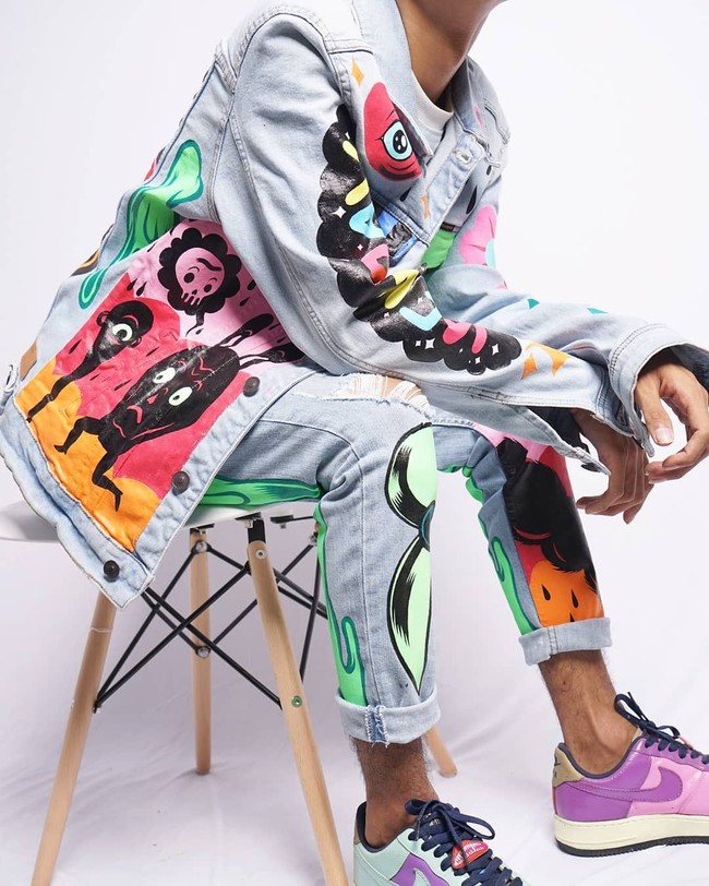 Meski bergaya kasual, penampilan RAN cukup mencuri perhatian apalagi kalau bukan karena detail coretan dan lukisan di jaket dan celana jeans mereka. Foto: Instagram