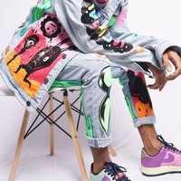 Meski bergaya kasual, penampilan RAN cukup mencuri perhatian apalagi kalau bukan karena detail coretan dan lukisan di jaket dan celana jeans mereka. Foto: Instagram