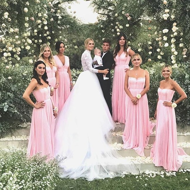 Tak hanya Chiara, para bridesmaid juga tampil cantik. Para bridesmaid menggunakan gaun flowy berwarna pink yang feminin. Foto: Instagram