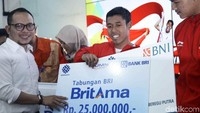 Penghargaan tersebut sebagai bentuk aprseasi karena ketiga atlet itu merupakan anak mantan TKI.