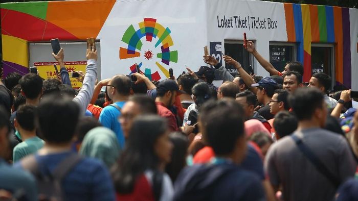 Antrean penonton berharap tiket Asian Games 2018 masih tersedia. (detikcom) Antrean penonton berharap tiket Asian Games 2018 masih tersedia. (detikcom)