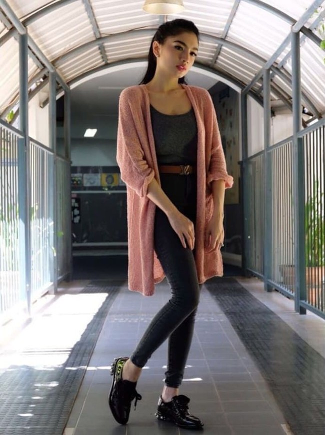 Bergaya #ootd memakai sepatu dengan detail mutiara, Angel Karamoy tetap terlihat mewah meskipun tampil kasual. Dia menambahkan kesan mewah dengan pemakaian belt atau ikat pinggang dari Louis Vuitton seharga belasan juta rupiah. Foto: Instagram @realangelkaramoy