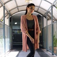 Bergaya #ootd memakai sepatu dengan detail mutiara, Angel Karamoy tetap terlihat mewah meskipun tampil kasual. Dia menambahkan kesan mewah dengan pemakaian belt atau ikat pinggang dari Louis Vuitton seharga belasan juta rupiah. Foto: Instagram @realangelkaramoy