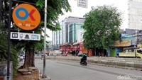 Gerai ini hanya mengandalkan papan bulat bertuliskan OK OCE Mart sebagai petunjuk.