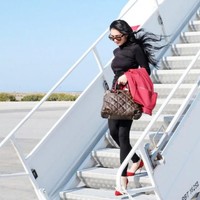 Turun dari pesawat dengan elegan, Angel Karamoy terlihat menenteng tas Louis Vuitton berharga puluhan juta rupiah. Pada akun Instagramnya, Angel lebih sering mengunggah foto dirinya ini. Sejak bercerai dari mantan suaminya pada 2016, Angel memilih fokus berkarier di dunia hiburan. Foto: Instagram @realangelkaramoy
