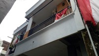 Pemilik gedung melaporkan Pak RW ke polisi dengan pasal pengancaman. Pak RW akhirnya ditahan sejak 27 Agustus 2018 lalu.