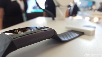 Kontrol untuk membuka layar ada di sisi kanan smartwatch. (Foto: detikINET/Muhamad Imron Rosyadi)