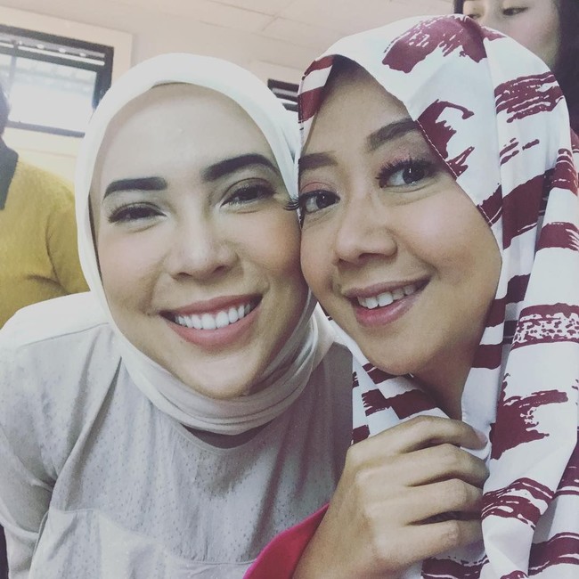 Asri terlihat berfoto bersama Fitri Tropica yang sudah lebih dulu berhijab. Banyak netizen yang memuji dan mendpakan Asri untuk istiqomah dalam berhijab. Foto: Instagram/asri_wales