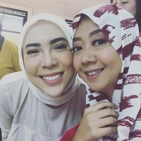 Asri terlihat berfoto bersama Fitri Tropica yang sudah lebih dulu berhijab. Banyak netizen yang memuji dan mendpakan Asri untuk istiqomah dalam berhijab. Foto: Instagram/asri_wales