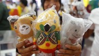 Hal lain yang diburu warga dari Asian Games 2018 yakni boneka maskot Asian Games 2018, Atung Bhinbhin dan Kaka. Rachman Haryanto/detikcom.