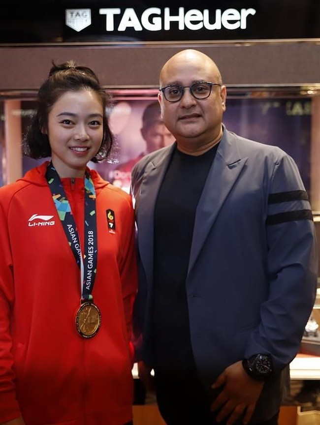 Today is another special day, as we honor our Wushu champions at INTime store in Plaza Senayan. Thank you to these young and talented athletes @lindswell_k @edgarmarvelo @hulaefi @pujariyaya @yusuf_widiyanto20 for their achievements, and our best wishes for the future! tulis Irwan di Instagram-nya. (Foto: Dok. Time International)