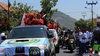 Enam atlet pencak silat itu diarak menggunakan mobil ranger milik TNI dan Polri.