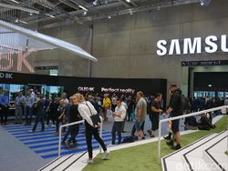 Samsung Sewa Satu Gedung Full Pamer Note 9 dan TV 8K