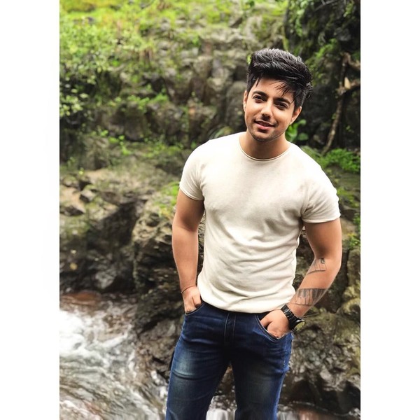 Siddhart Slathia adalah penyanyi asal India. Dia ikut meramaikan penutupan Asian Games 2018 yang berlangsung di Gelora Bung Karno tadi malam. (siddharthslathia/Instagram) Siddhart Slathia adalah penyanyi asal India. Dia ikut meramaikan penutupan Asian Games 2018 yang berlangsung di Gelora Bung Karno tadi malam. (siddharthslathia/Instagram)