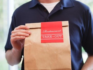 Waduh! Pengantar Makanan Cicipi Pesanan Makanan yang Diantarnya