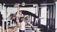 Selain fitness, Bunga Citra Lestari juga melakukan olahraga Pilates. (instagram/bclsinclair)