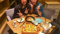 Meski memiliki jadwal latihan yang sibuk, Rikako tetap menyempatkan waktu makan siang bersama sahabatnya. Ada pizza dan hidangan keju yang lezat pilihan Rikako. Foto: Instagram @ikee.rikako