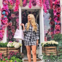 Mereka menyatakan bahwa saya berbahaya bagi wanita muda lainnya dan harus menderita. Karier saya harus dihentikan, saya harus mati lemas di antara balon-balon di kasur saya, saya harus bunuh diri karena betapa menyedihkannya saya, ungkap Scarlett kepada Daily Mail. Foto: Instagram