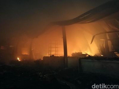 Penampakan Kobaran Api yang Lumat Pasar Gedebage Bandung